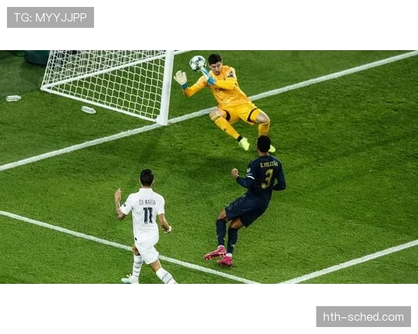 库尔图瓦 vs 诺伊尔:传统门神 vs 清道夫门将的定位对比 库尔图瓦 vs 诺伊尔:传统门神 vs 清道夫门将的定位对比