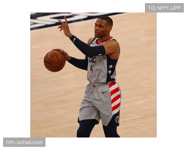 韦少又穿得像街头霸王，比赛场上和地铁站居然是两个人？