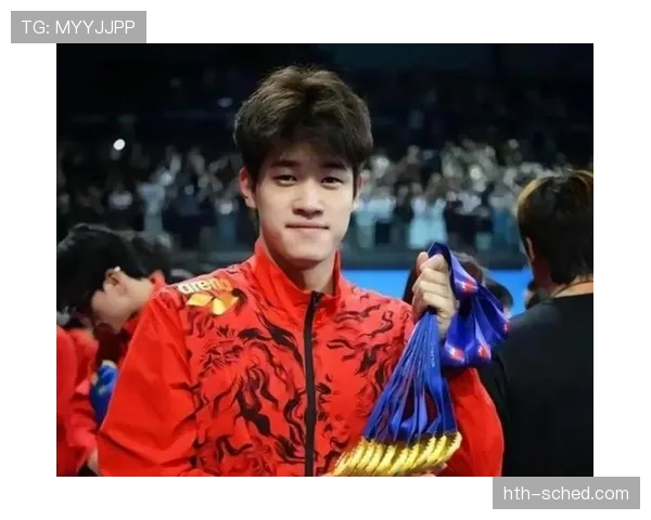 潘展乐这反差我服了——赛场上猛得像战士，生活照却像豪门少爷随手日常